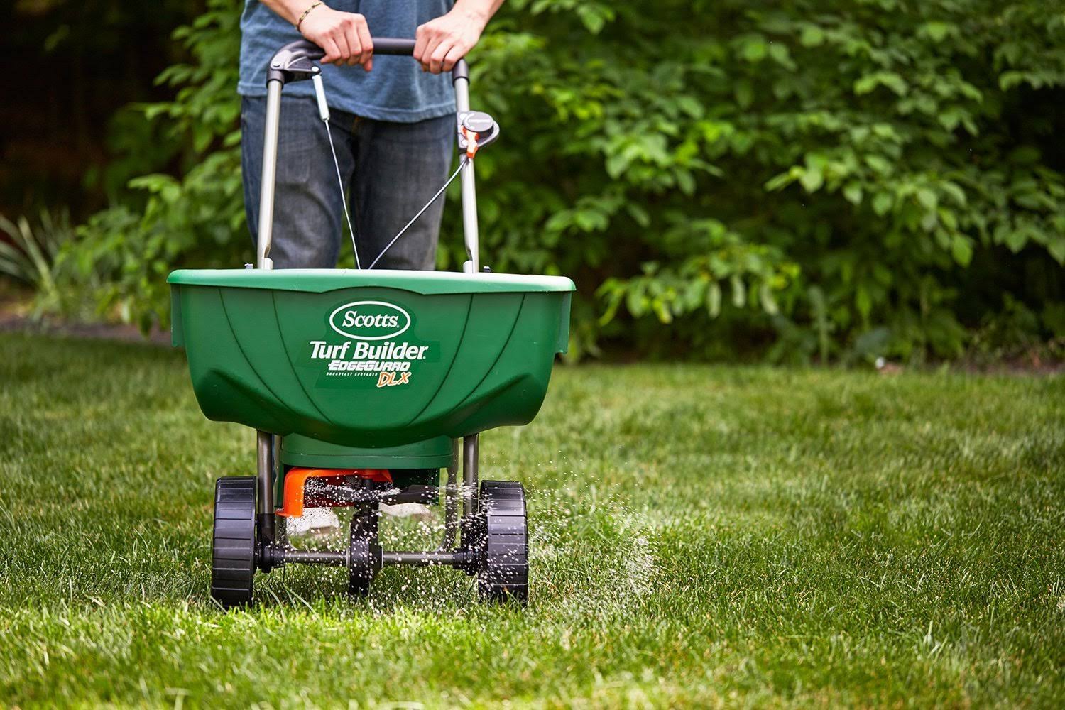 Scotts Turf Builder Pro EdgeGuard Deluxe Broadcast Spreader R31674