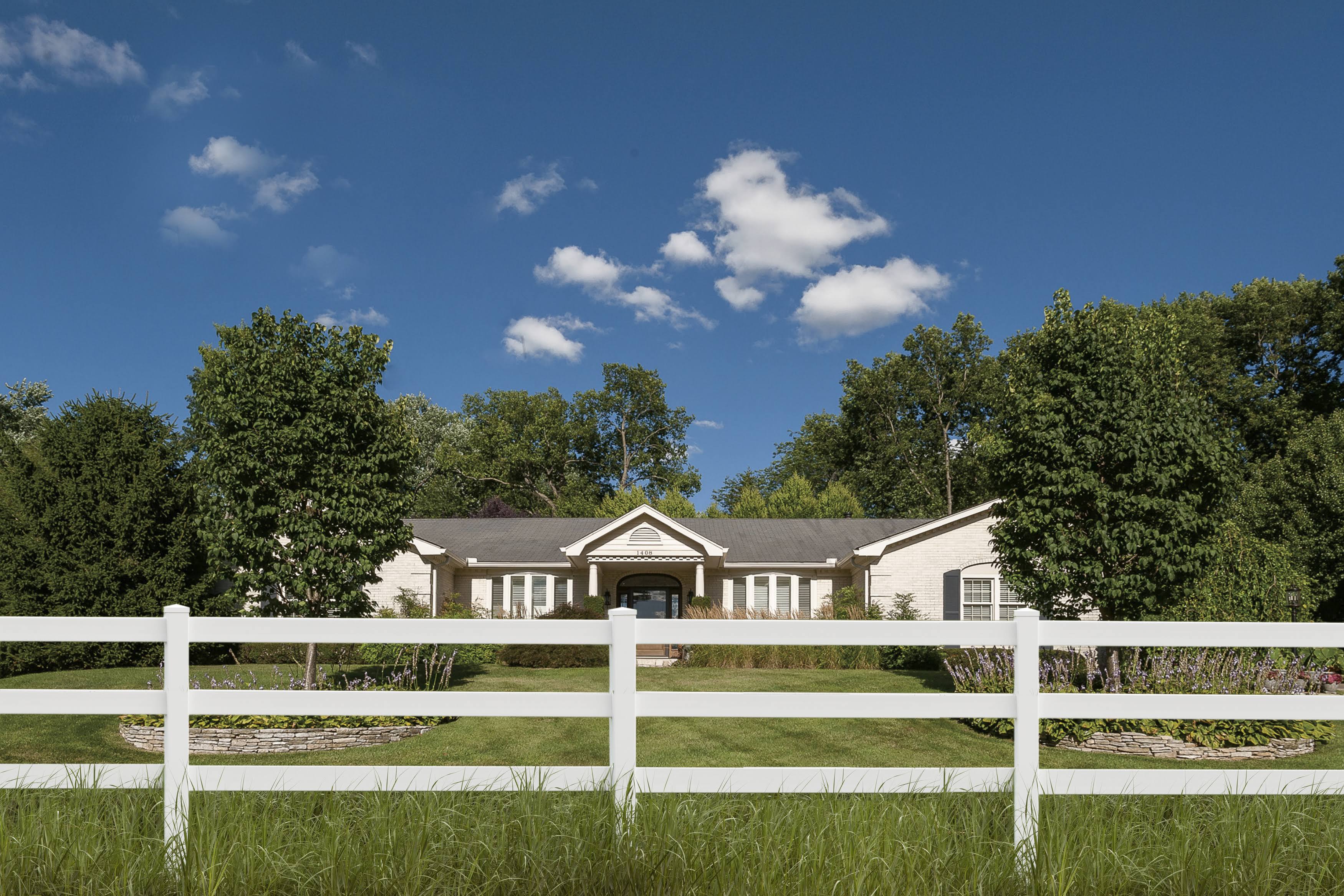 Gardenised Pack of 2 3-Rail Line Posts with Cap Outdoor Vinyl Fence V98801