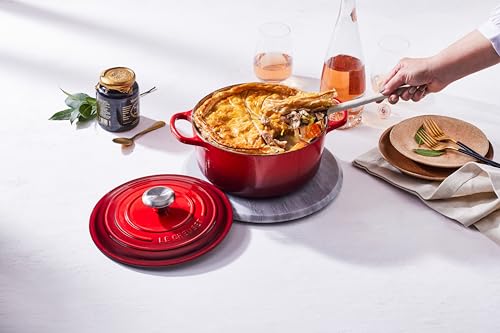 Le Creuset Enameled Cast Iron Signature Round Dutch Oven F451